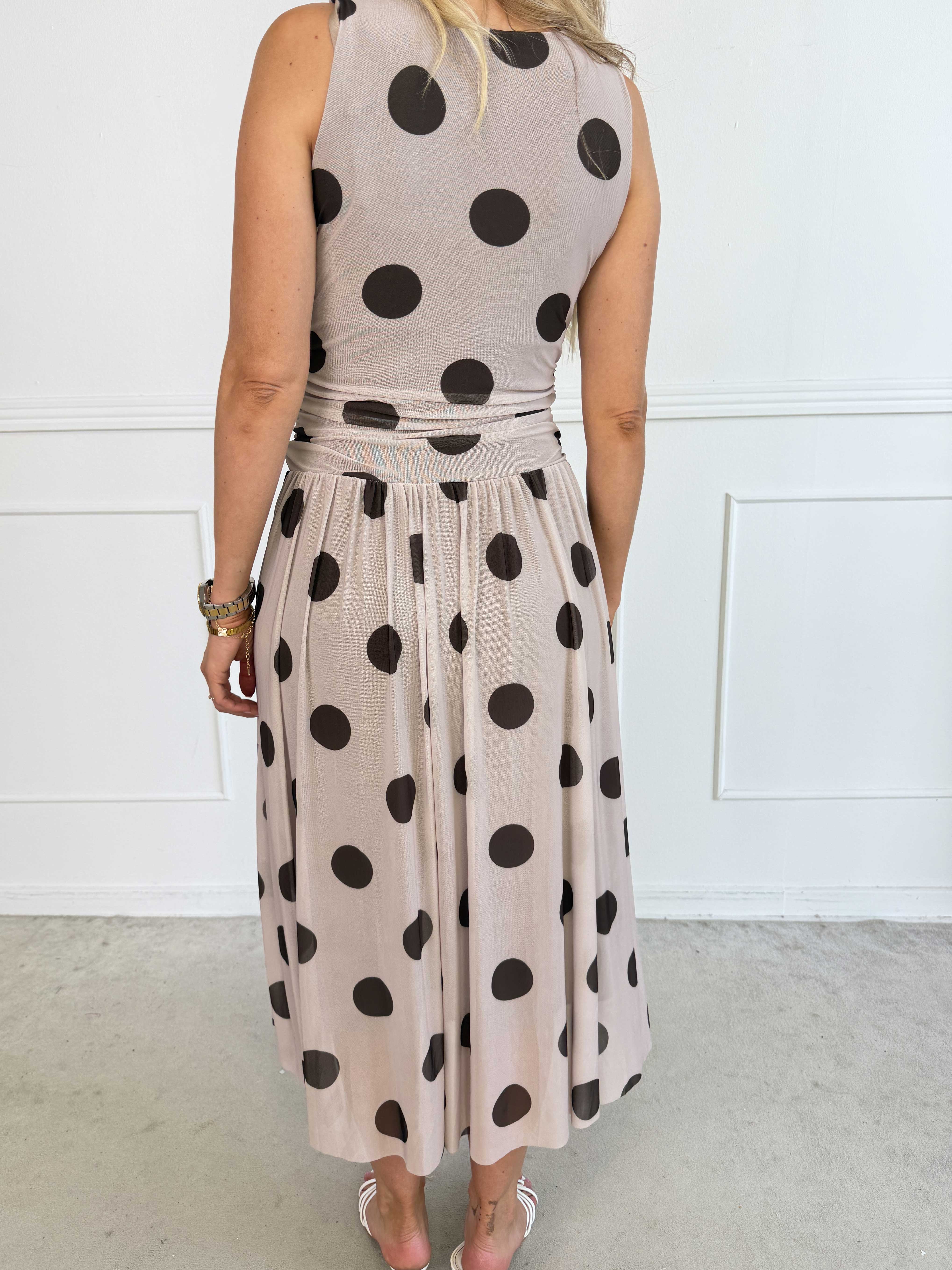 Hallie – Elegant, stretchig plus size klänning i prickig mesh